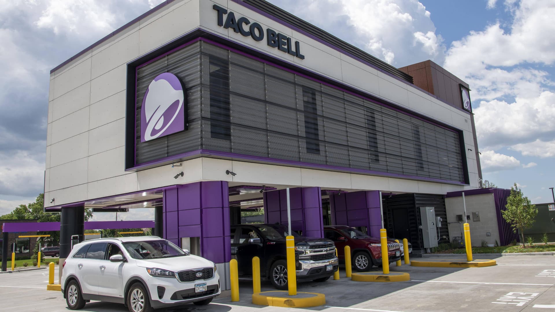 Taco Bell corporate FAQ outlines careers benefits and franchise differences
